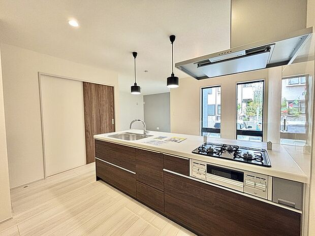 リビングにいる家族の顔が見渡せるカウンターキッチン。お料理もより一層おいしく、楽しく。食器棚を背面に設置しても十分な広さを確保しています。