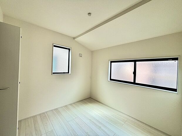 衣類の整理整頓に嬉しいクローゼット付きのお部屋。お子様のお部屋としても便利です。