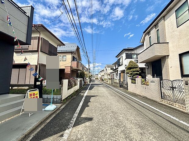 6m幅員の道路に面しておりお車の運転が苦手な方でも安心して出入りいただけます。 