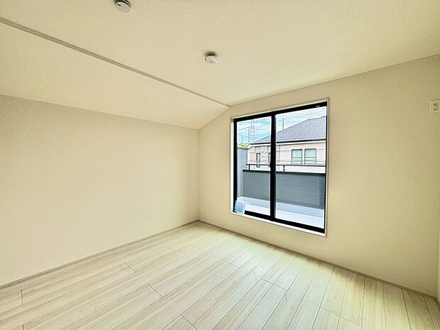 どんな家具にでも相性が良い清潔感ある白色調のクロスを採用。主張しすぎない配色、耐久性にも優れた床材は日々のメンテナンスも楽に、快適に過ごして頂けるよう考えられています。 