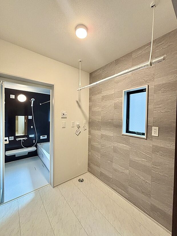 物干し竿のあるランドリースペース