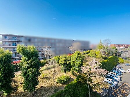 窓から眺める風景は一日の疲れを癒すヒーリングを奏でる、心地の良い時間を演出してくれます。室内も重要ですが、周りの環境もマイホーム選びの大事なポイント