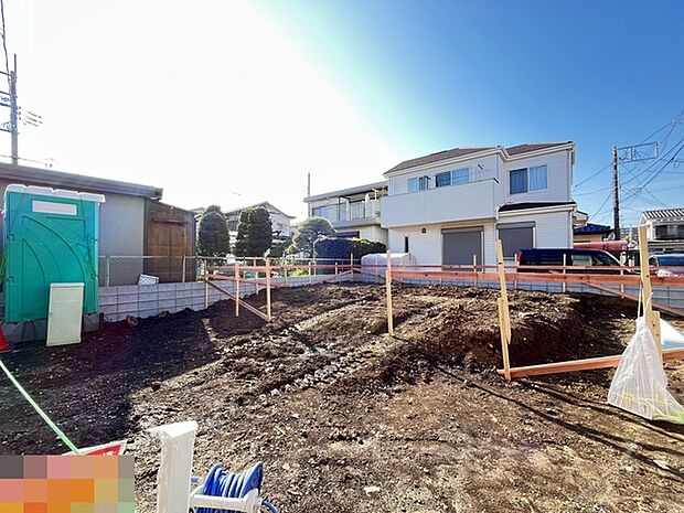 青い空の下、整然と並ぶ住宅街の一角で、新たな暮らしの基盤が静かに形作られています。澄み切った空気と広がる空間が、未来への希望を紡ぎ出すような穏やかな風景です