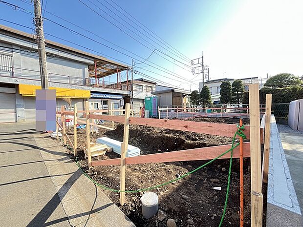 青い空の下、新しい暮らしの基盤が形作られていく様子が伝わってきます。周囲の建物との調和を感じさせながら、未来への期待感を抱かせる穏やかな空間です