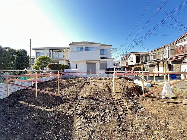 青い空と整然と並ぶ住宅群、そしてこれから新しい物語が始まるかのような整地された土地が、穏やかな時間と広がりを感じさせてくれます 