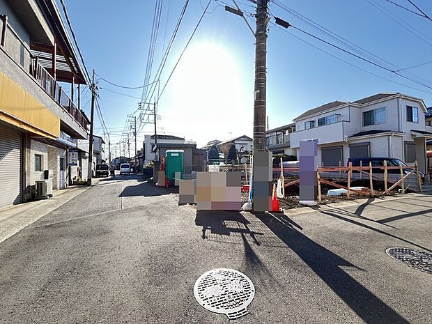 穏やかな日差しが広がり、静かな時間が流れる街並み。伸びやかな影が、日常の風景に心地よいリズムを添えます