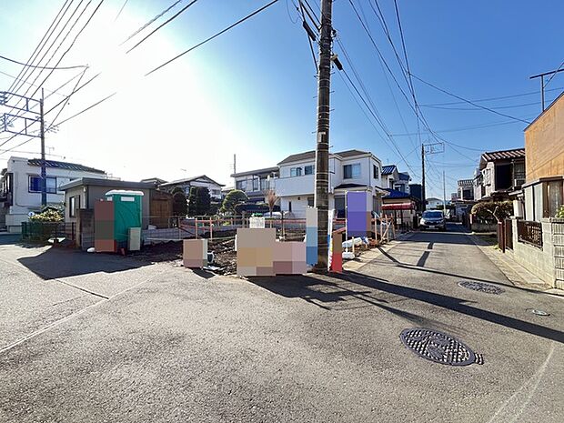 広がる青空の下、穏やかな時間が流れる街並み。陽の光が心地よく、安らぎに満ちた毎日がここに始まります