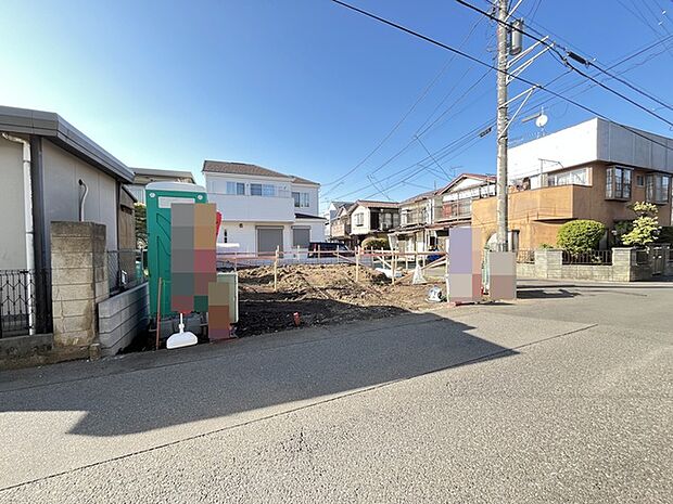 戸建てが立ち並ぶ静かな住宅街。四季折々の移り変わりを感じながら自然と楽しみ、暮らす、そんな毎日を日々の中で感じられる住環境