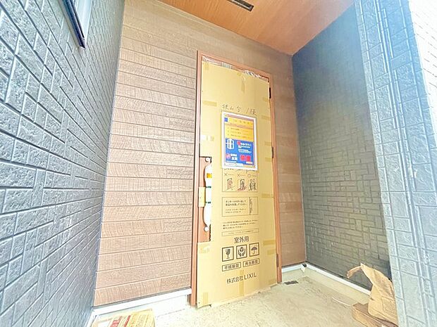 気持ちよくご家族やゲストを送迎できるスタイリッシュでスッキリとした玄関です。 
