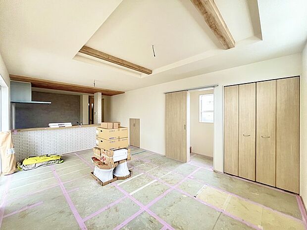 家族が一番集まる場所だから広々としつつも素敵な空間であって欲しい。皆がくつろぐリビングからキッチンまでが一つに繋がる空間。 