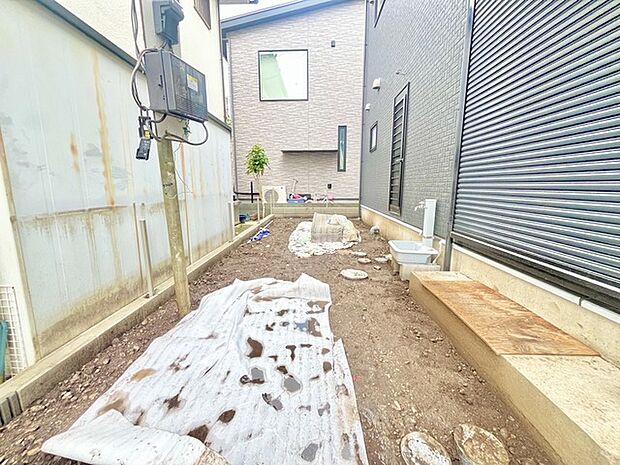 戸建てならではのお庭スペース。BBQやガーデニング、お子様のプールなど、、、、様々な楽しみ方ができるプライベート空間。ご家族皆さままで思いっきりお楽しみください。 