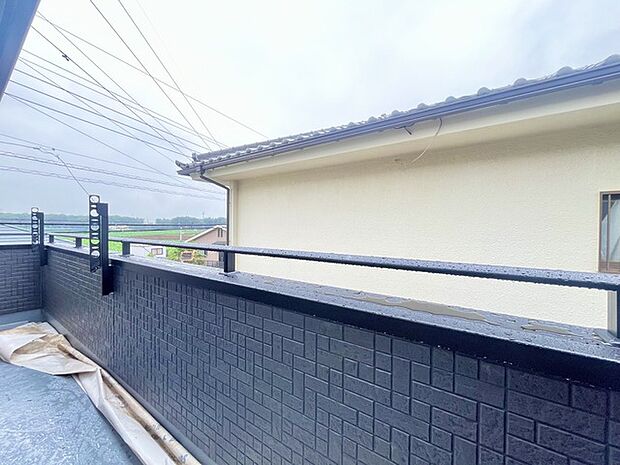 南側のお部屋から出入りできる、奥行きのあるワイドバルコニー。心地よい陽射しと暖かな風を楽しむことが出来ます。 