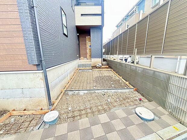 セカンドカーや来客時にも便利なカースペース2台分ございます。 