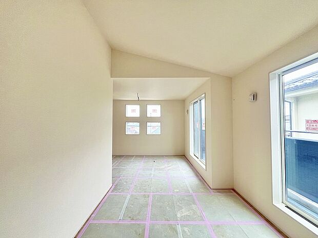 大きな開口部から明るい光が差し込む、日中の室内の明るさがこの部屋の魅力です。 