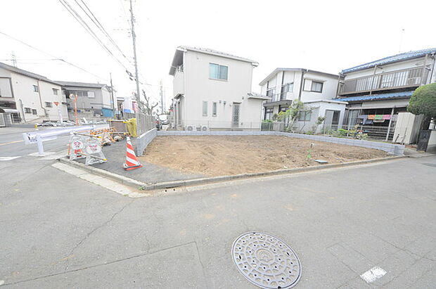 前面道路は広く、駐車がしやすいです。駐車スペースは車種にもよりますが2台分ございます。