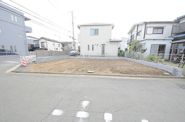 戸建てが立ち並ぶ静かな住宅街。四季折々の移り変わりを感じながら自然と楽しみ、暮らす、そんな毎日を日々の中で感じられる住環境