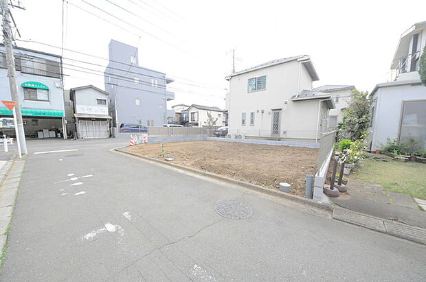 角地に面した明るく解放感のある戸建です。