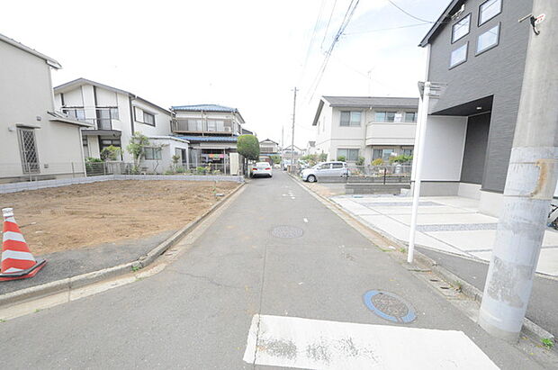 周辺の町並み 閑静な住宅街です。ご見学も出来ますのでお気軽にお問合せ下さい。(5m)