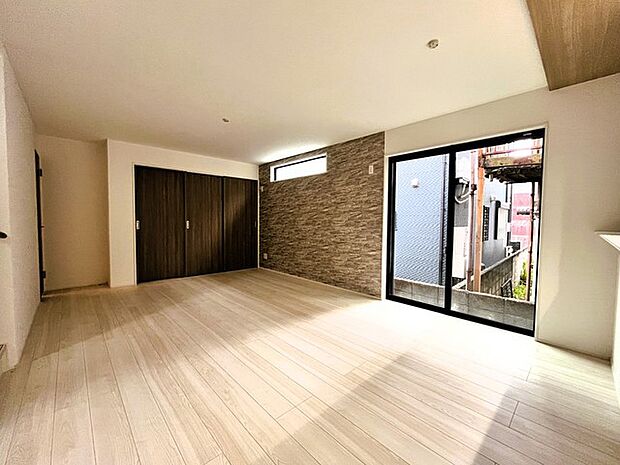 家族や友人、両親、親戚とこれから沢山の時間を紡ぐのだろう。そこを彩るのは窓から見える青い空、心地よい緑。そんなイメージが膨らむリビングスペース。