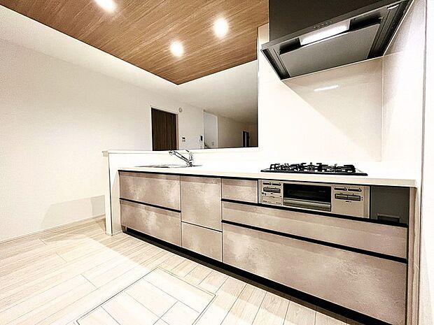 家族が一番集まる場所だから広々としつつも素敵な空間であって欲しい。皆がくつろぐリビングからキッチンまでが一つに繋がる空間。