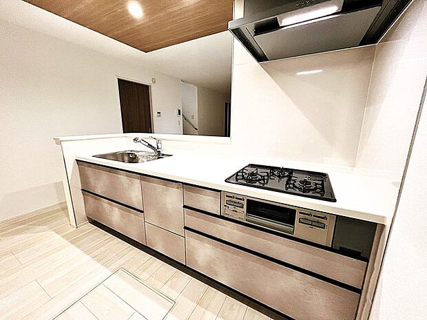 人工大理石を使用したシステムキッチン。永く傷つきにくく、お手入れもしやすい高機能性です。