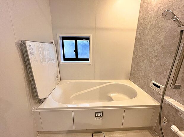 落ち着いた色味の浴室で1日の疲れをゆっくりと癒してください。