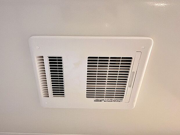 花粉や雨の日、寒い冬の時期に嬉しい浴室乾燥機。換気機能で入浴時に湿気を換気しカビの防止にもなります。