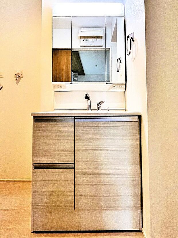 お出かけ前の身だしなみに一歩差がつく三面鏡。ミラー裏にはたっぷり収納もございます。