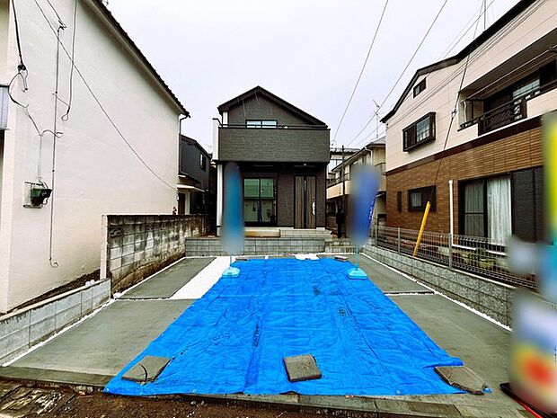 前面道路は4.0m公道、駐車がしやすいです。駐車スペース2台分ございます。