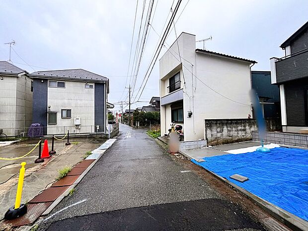 周辺の街並み 静かで落ち着いた街並みに佇む住まい。日常に穏やかな時間をもたらす、心地よい空間が広がります (10m)