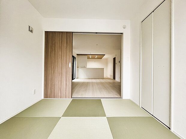 扉を開放するとLDKと洋室を一体利用できる空間!扉を閉めると独立した空間としても活用できます。