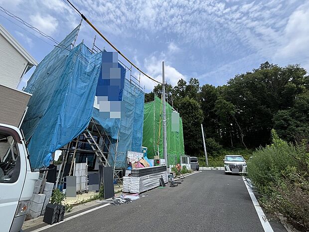 前面道路は広く、駐車がしやすいです。駐車スペース2台分ございます。