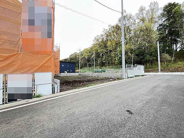 前面道路は広く、駐車がしやすいです。駐車スペース2台分ございます。 