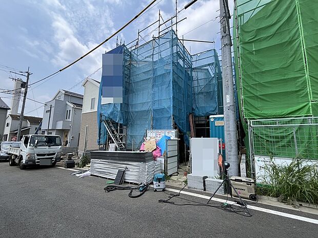 街の風景の中に溶け込みながら、着々と形づくられていく住まいの静かな足跡を感じさせます