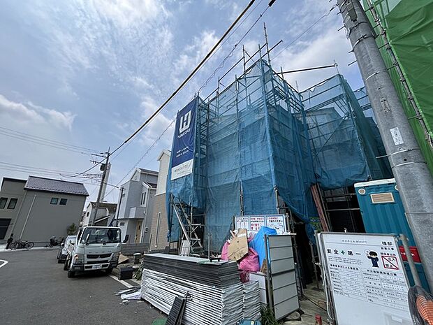 前面道路は広く、駐車がしやすいです。駐車スペース2台分ございます。