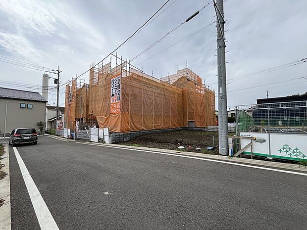 この街並みに、未来の暮らしが息づき始める。静かに、しかし力強く、時を待つ空間が、あなたを新しい日々へと誘います 