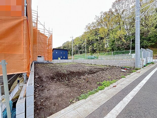 緑に囲まれた閑静な住環境。広々とした敷地で、自然を感じながら、ゆったりとした暮らしを育むための空間が広がります 