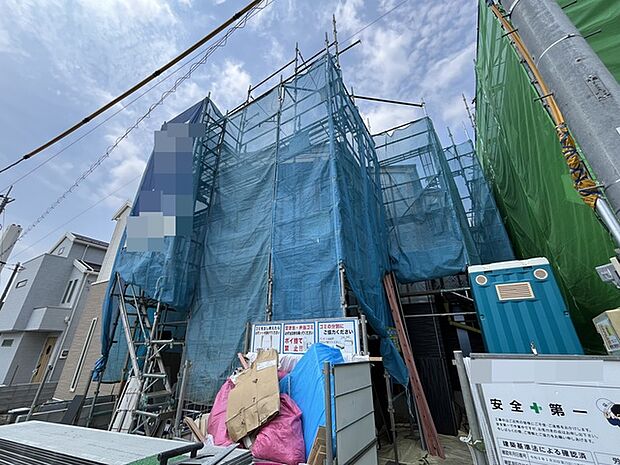 新しい住まいがこの地に息づく準備期間。形になる過程を見守る、落ち着いた時間が流れています