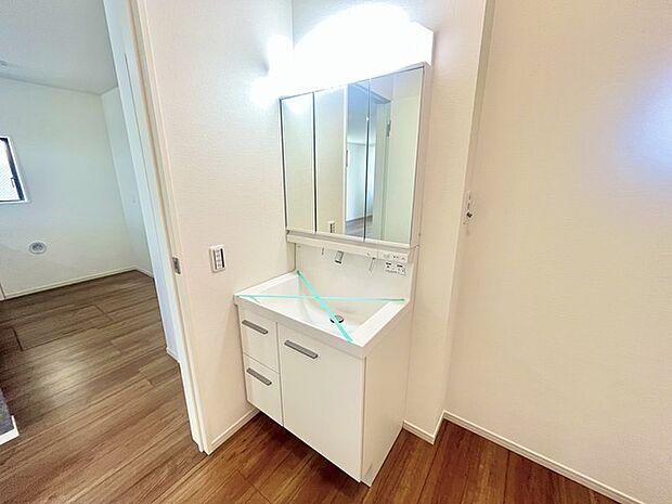 お出かけ前の身だしなみに一歩差がつく三面鏡。ミラー裏にはたっぷり収納もございます。 