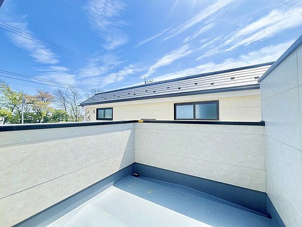 南側のお部屋から出入りできる、奥行きのあるワイドバルコニー。心地よい陽射しと暖かな風を楽しむことが出来ます。 