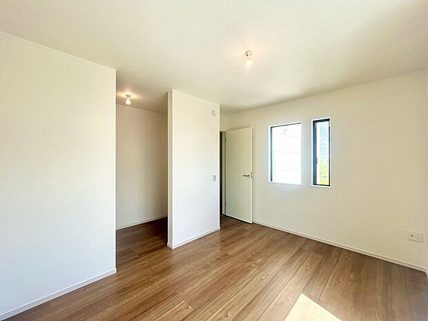 大きな開口部から明るい光が差し込む、日中の室内の明るさがこの部屋の魅力です。 