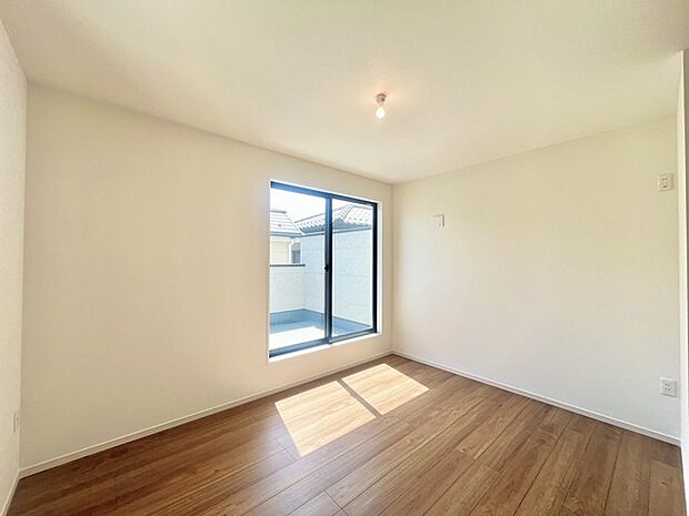 大きな開口部から明るい光が差し込む、日中の室内の明るさがこの部屋の魅力です。 