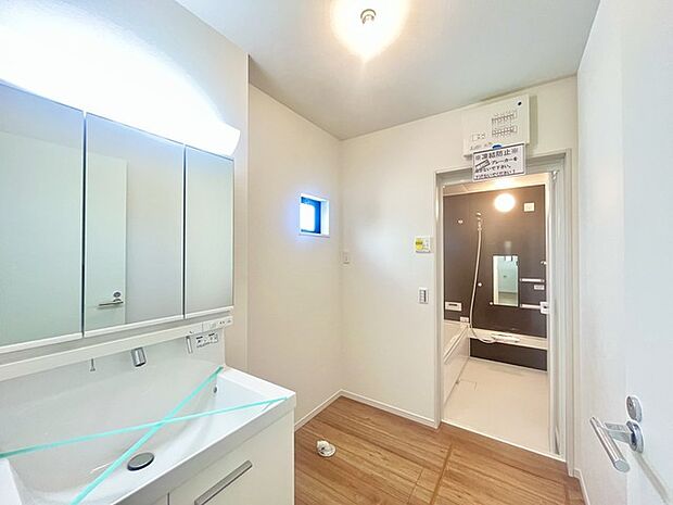 使い勝手の良い洗面台、窓があることで換気もしやすく清潔感のある空間を保てます。 