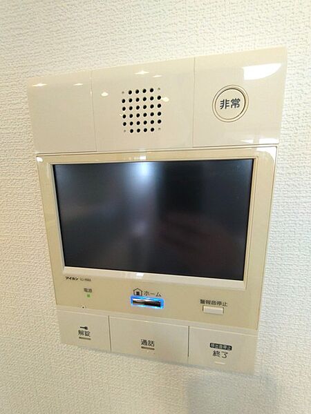 録画機能もあり、どのような人が何時に来訪されたのかが分かります。防犯上はもちろん、お届け物などの把握にも便利です。ライトが付いているので、夜間でも安心です。