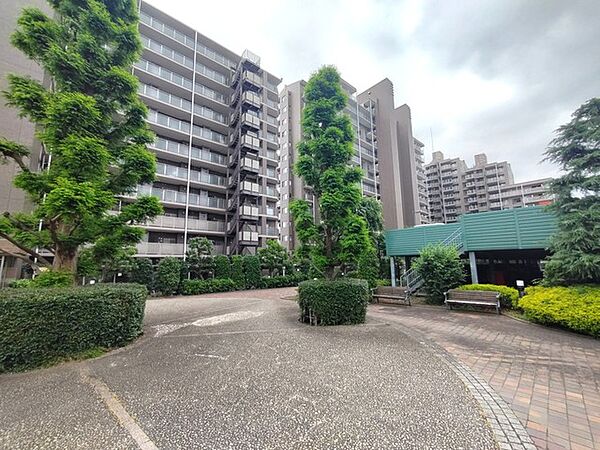 商業施設が徒歩圏内に充実、日々のお買い物も安心な環境です。