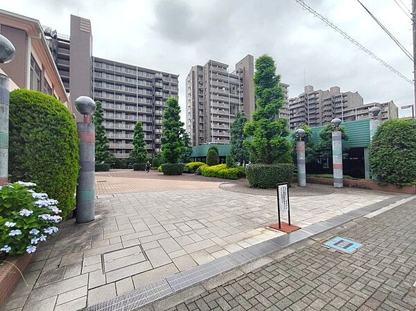 マンション敷地内エントランス