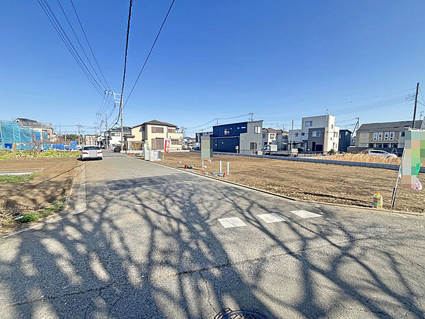 周辺の街並み 6m幅員の道路に面しておりお車の運転が苦手な方でも安心して出入りいただけます。