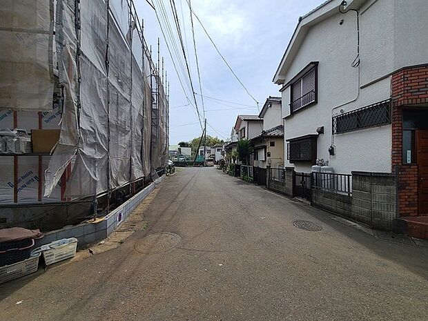 戸建てが立ち並ぶ静かな住宅街。四季折々の移り変わりを感じながら自然と楽しみ、暮らす、そんな毎日を日々の中で感じられる住環境