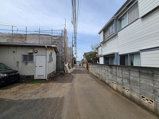 戸建てが立ち並ぶ静かな住宅街。四季折々の移り変わりを感じながら自然と楽しみ、暮らす、そんな毎日を日々の中で感じられる住環境