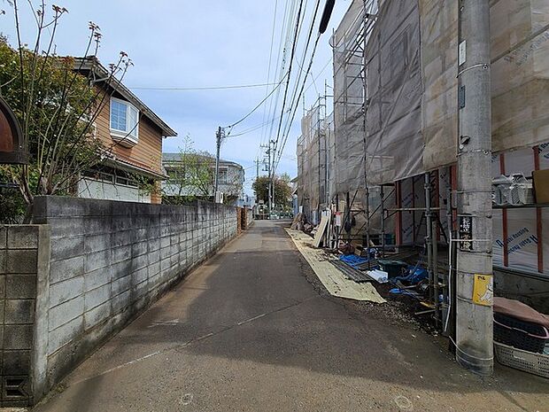 戸建てが立ち並ぶ静かな住宅街。四季折々の移り変わりを感じながら自然と楽しみ、暮らす、そんな毎日を日々の中で感じられる住環境
